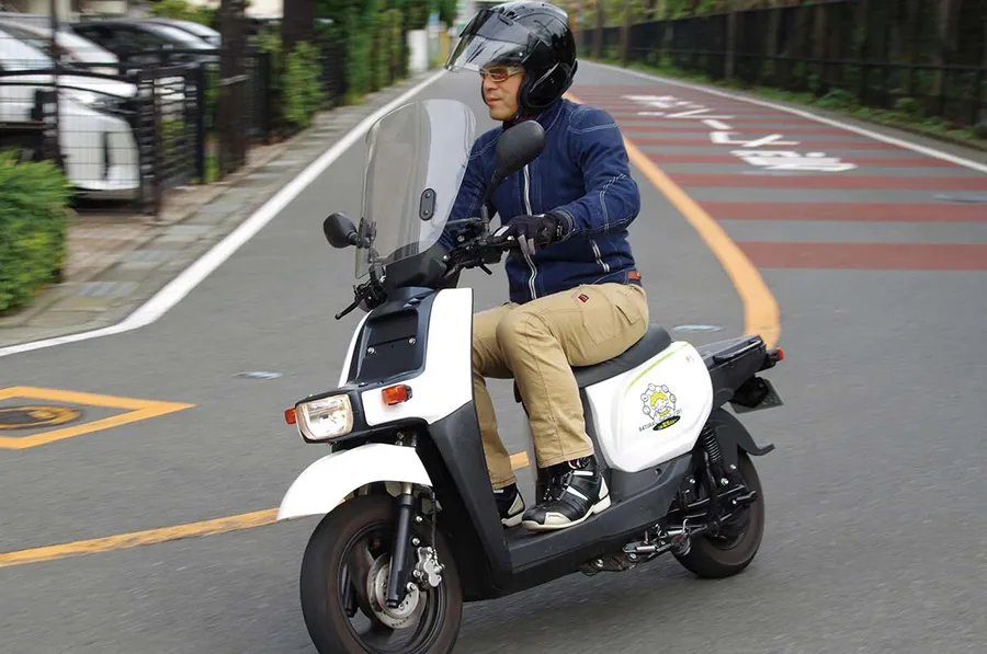 バイクに乗った男性