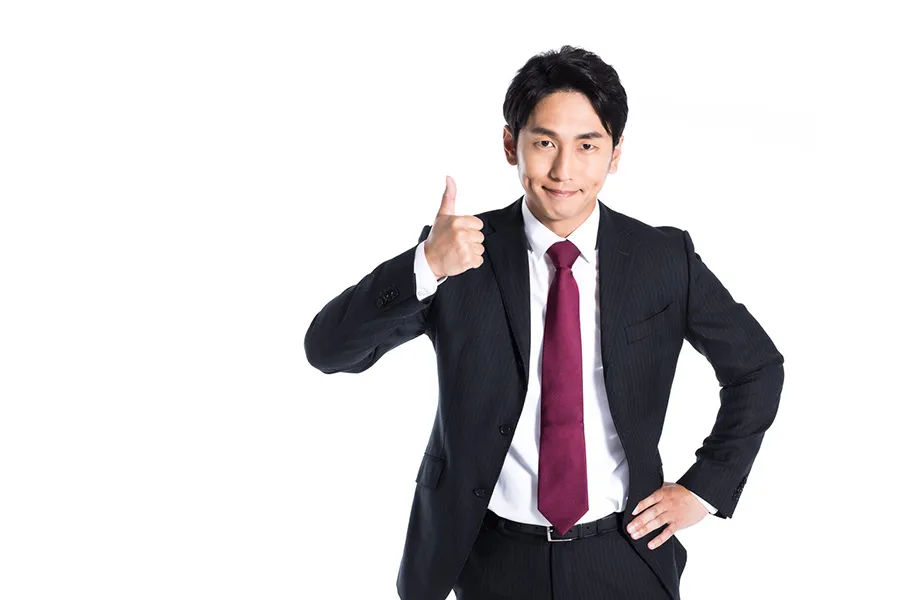 親指を立てるスーツの男性