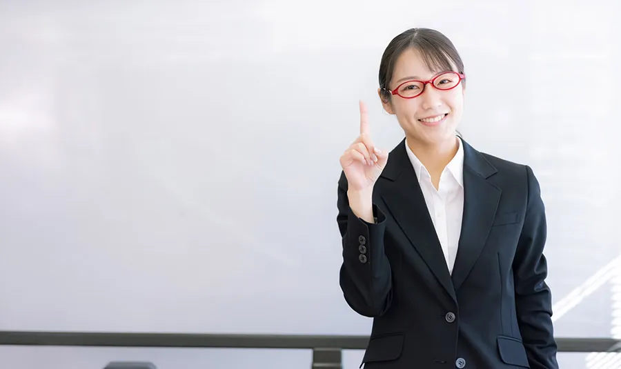 人差し指を立てる女性