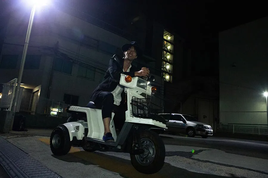 バイクにまたがった男性