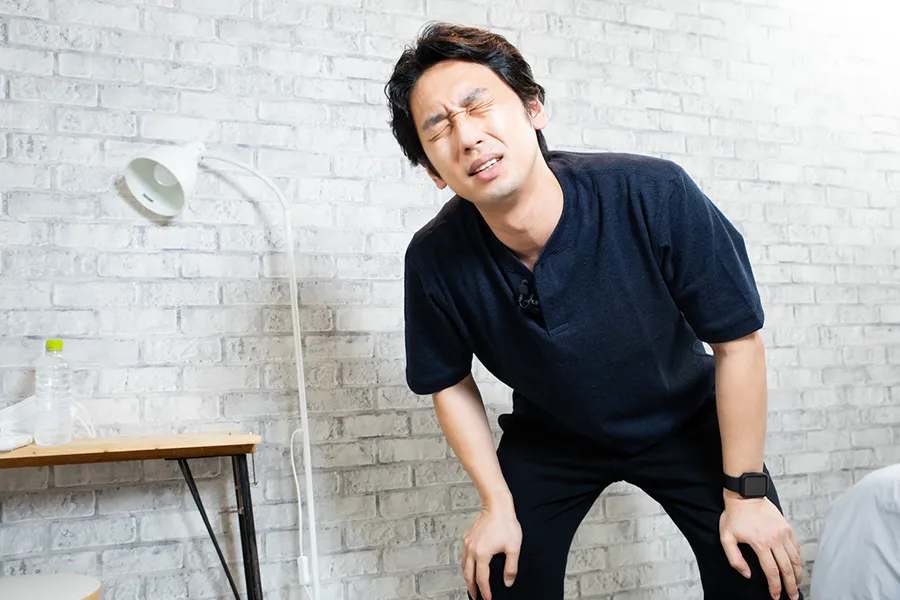 辛そうな表情の男性