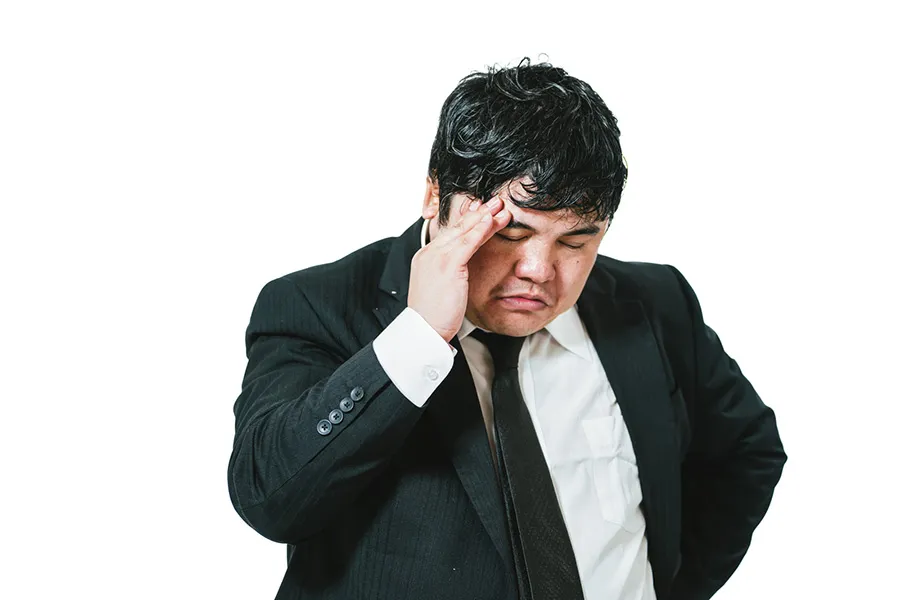 辛そうな表情の男性