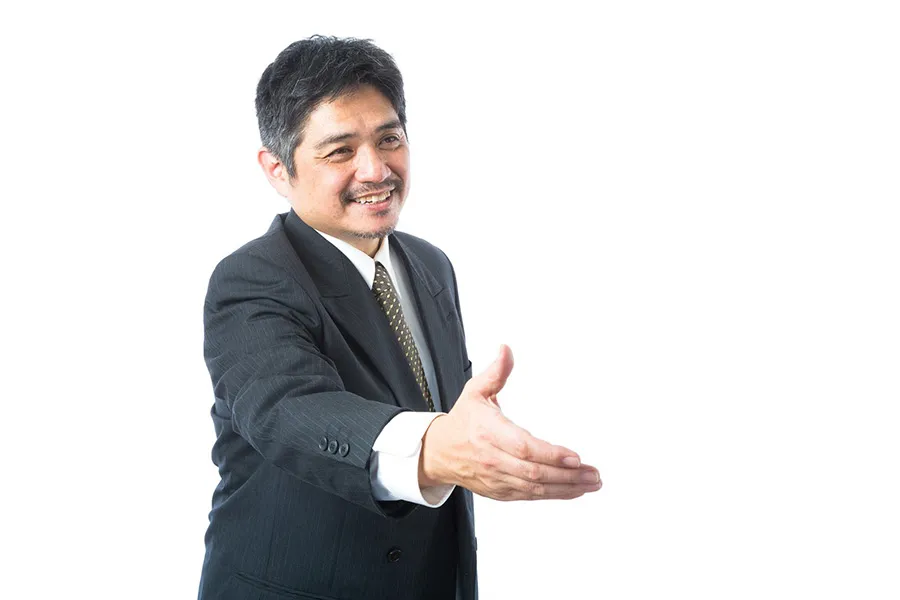 握手を求める男性